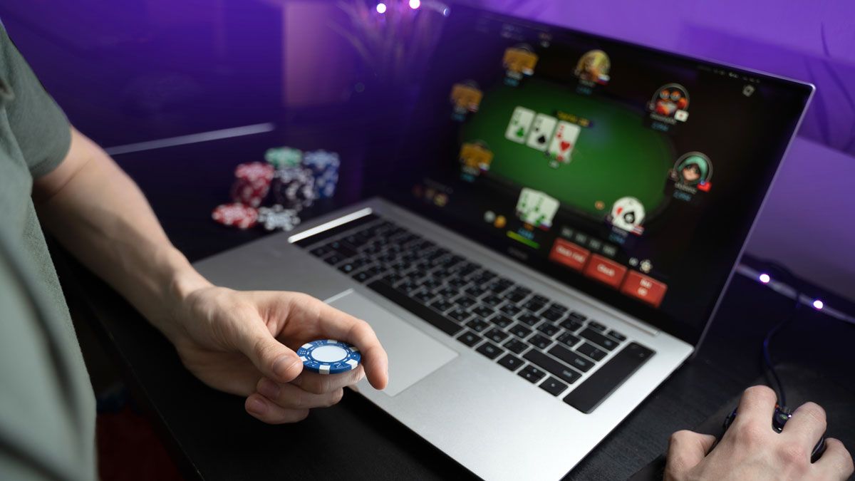 Play online poker freerolls